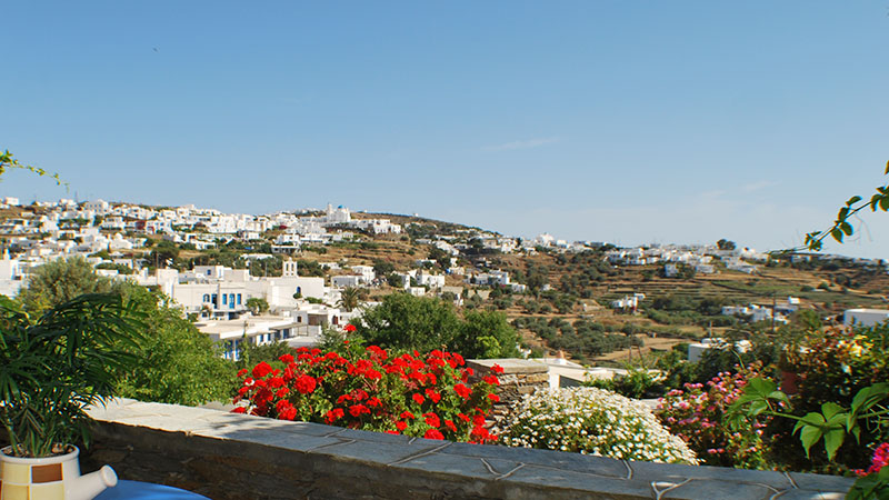 Θέα στην Απολλωνία, από τα στούντιος Νικολέτα στη Σίφνο